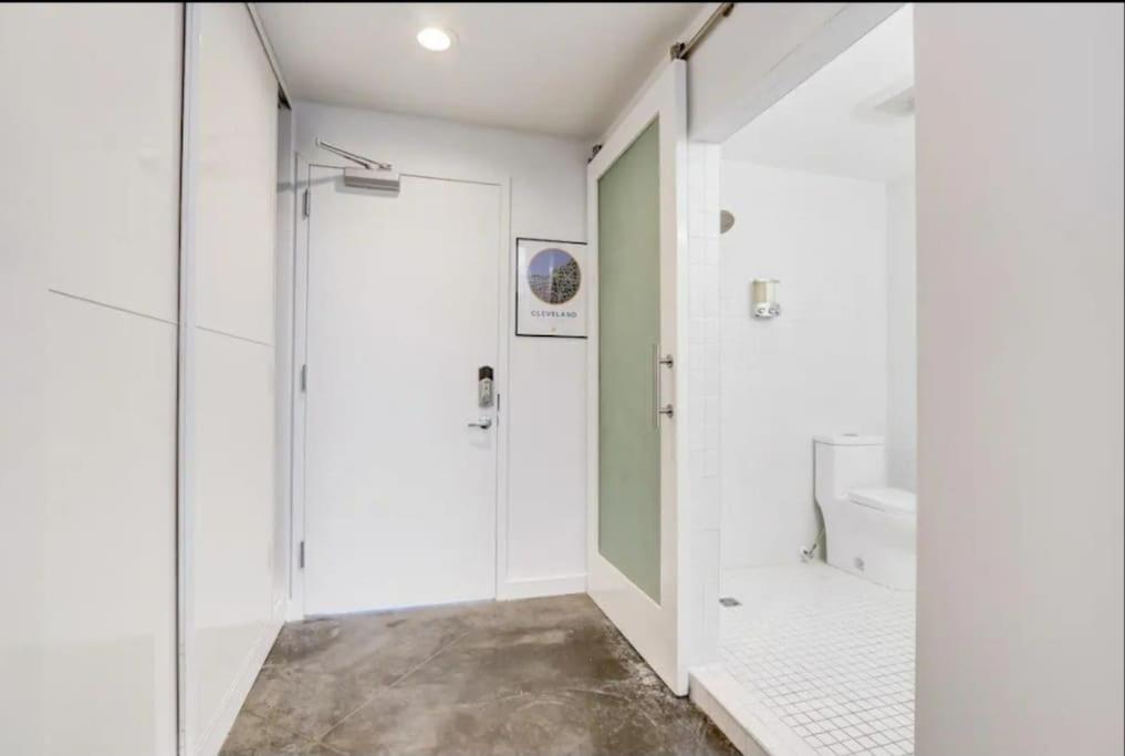 Kcm Mikros Smart Apartments 2 克里夫兰 外观 照片